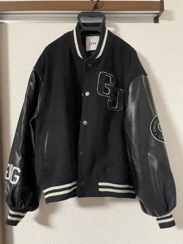 GYDA 블랙 바시티 자켓