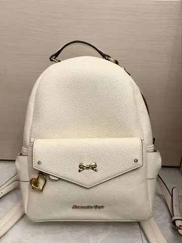 리본 참 포함 화이트 백팩