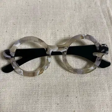 비어즐리 LIVETART 안경 브로치