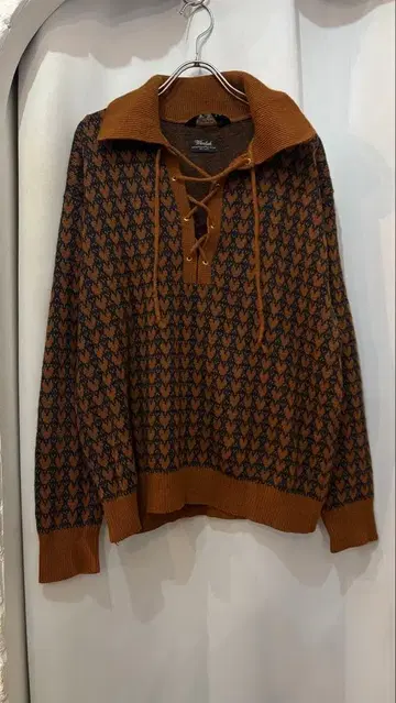 하트 무늬 레이스업 니트 스웨터