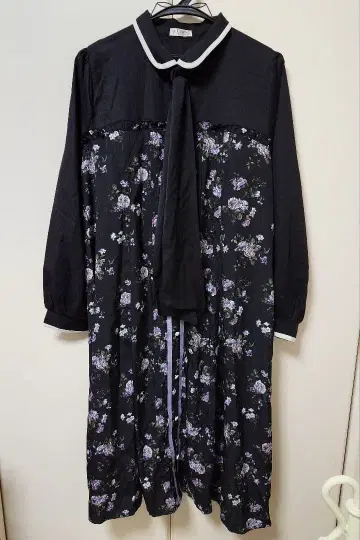 [ 새상품급 ] 블랙과 보라색 꽃무늬 카라 부착 롱 원피스