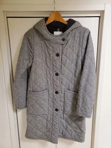 그레이 퀼팅 자켓 후드 부착