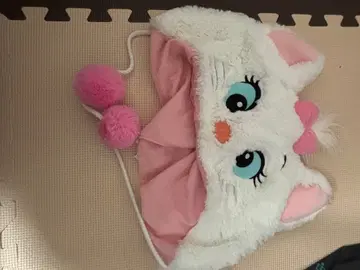 고양이 디자인의 복슬복슬한 모자