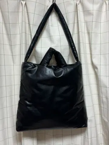 카슬 에디션즈 KASSLE EDITIONS 오일 백 M 사이즈 블랙