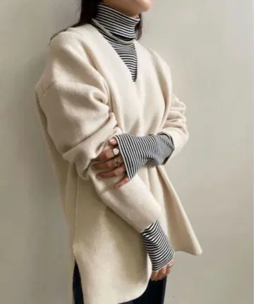 AMERI SOFT FORM V NECK KNIT TOP