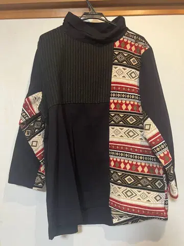 레어 [ 차이하네 ] 네이비 패턴 절개 터틀넥 긴팔 상의