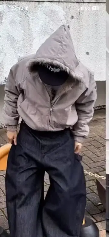 그레이 퍼(fur) 부착 쇼트 기장 다운 자켓