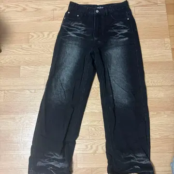 데미지 가공 블랙 와이드 핏 데님 팬츠