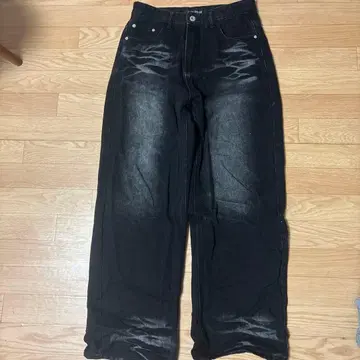 데미지 가공 블랙 와이드 핏 데님 팬츠