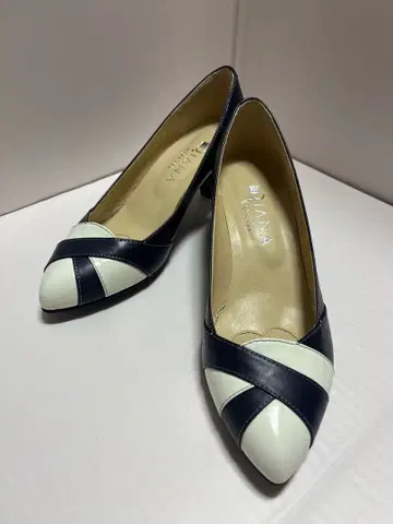 새상품급 DIANA 다이애나 가죽 네이비와 화이트 펌프스 23cm