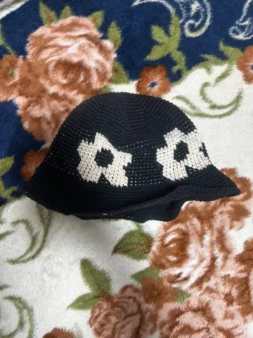 꽃무늬 디자인 니트 모자 블랙 화이트