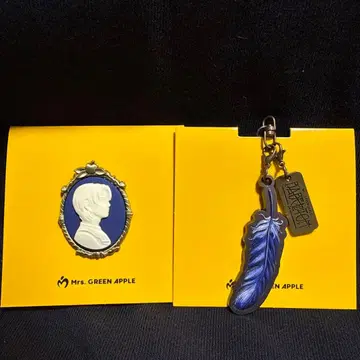 Mrs. GREEN APPLE 핀 배지와 깃털 참 세트