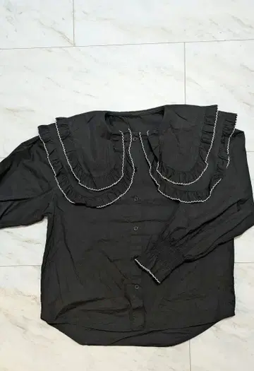 프릴 달린 블랙 긴팔 셔츠