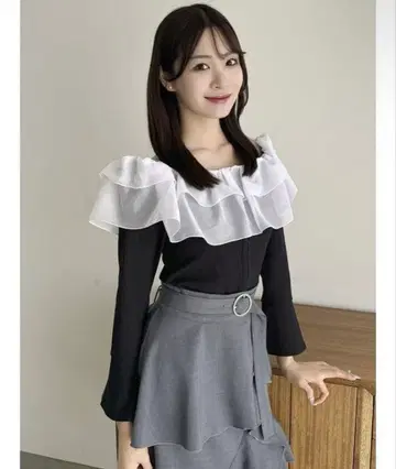 dazzlin 숄더 프릴 컷 상의