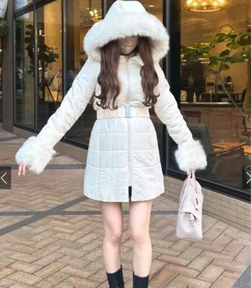 GRL 벨트 포함 퍼 다운 코트 화이트 kd13