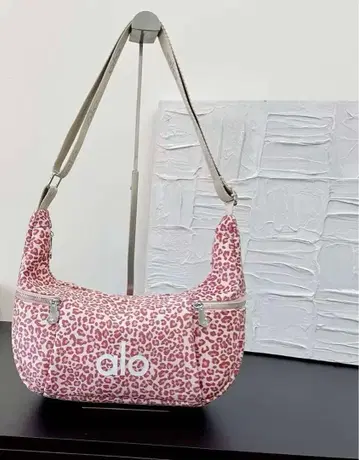 alo 캔버스 레오파드 무늬 숄더백