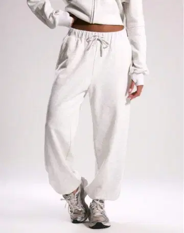 라이트 그레이 와이드 레그 스웨트 팬츠