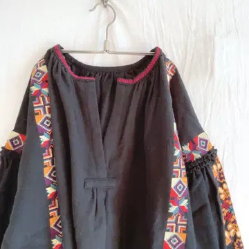 Freada 인도 자수 스모크 블라우스