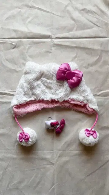 유니버셜 헬로키티 팬캡 반지 세트