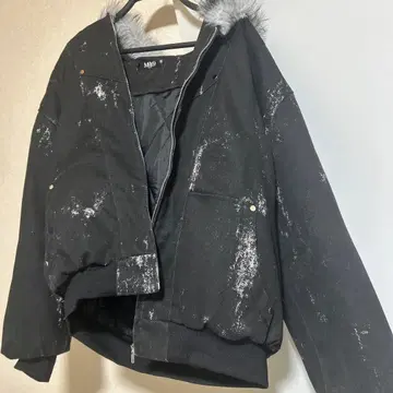 퍼 달린 블랙 자켓