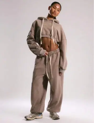 베이지 스웨트 팬츠 드로우 스트링 포함