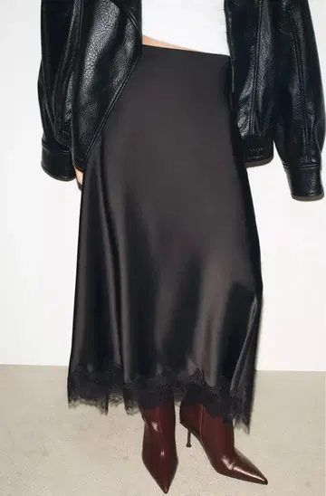 [택 포함 새상품] zara 새틴 레이스 미디 스커트