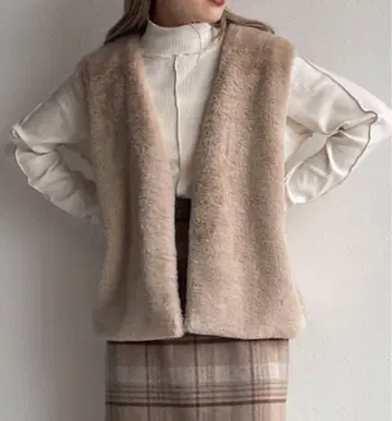 퍼 소재 슬리브리스 베스트 베이지 브라운