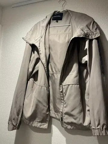 베이지 마운틴 후드티 후드 부착