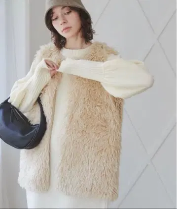 베이지 퍼 베스트 슬리브리스