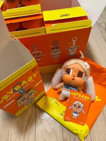 POPMART CRYBABY VACATION MODE ON