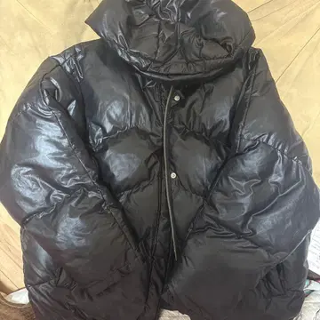 블랙 후드 부착 다운 자켓