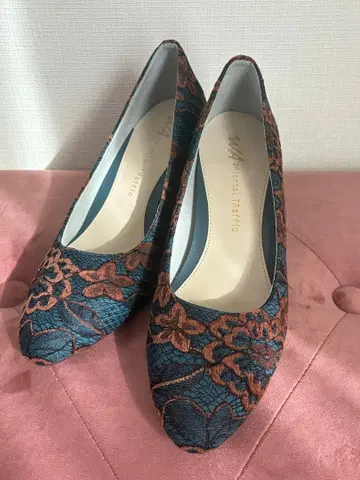 ORiental TRaffic 라운드토 힐 펌프스