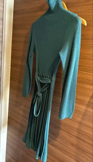 다크 그린 니트 원피스 터틀넥