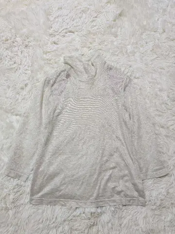 유키토리이 레이스 소매 터틀넥 긴팔 상의 크림 라메