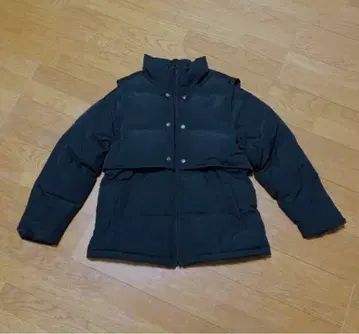 블랙 패딩 자켓 프론트 버튼 포함