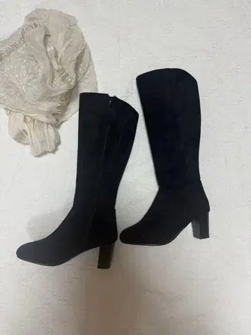 부츠 투모로우랜드, 두지엠 클라세, 루 쉘 블루, 이에나