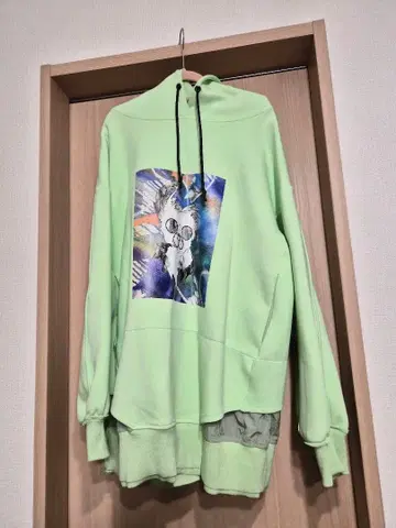 아우라 아이라 라이트 그린 그래픽 후드티