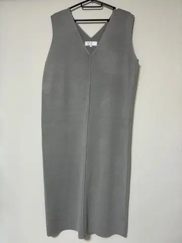 로페 피크닉 그레이 슬리브리스 니트 원피스 40