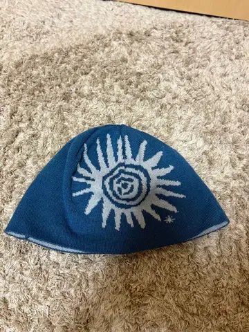 파란색 니트 모자 AAKAM 태양 무늬