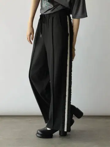 이번 시즌 팬츠 투모로우랜드, 두지엠 클라세, 루 쉘 블루, 쉽스