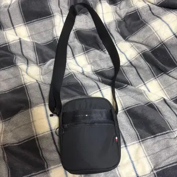 타미힐피거 블랙 숄더백