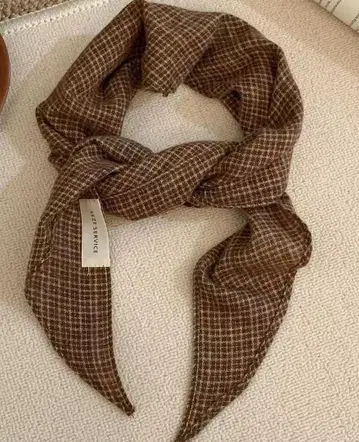 브라운 계열 체크 무늬 스카프