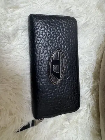 블랙 엠보 가죽 장지갑