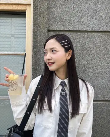 카나카와 사야 착용 EMODA 긴팔