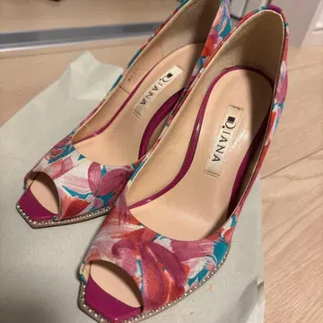 다이애나 D.I.A.N.A. 꽃무늬 오픈토 하이힐