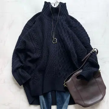 투모로우랜드 케이블 하이넥 니트 풀오버 네이비