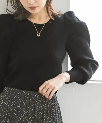 noble 숄더 컨셔스 리브 니트