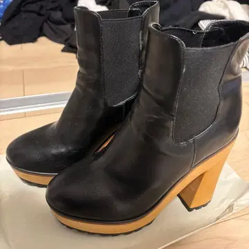 SLY 가죽 앵클부츠 힐 포함