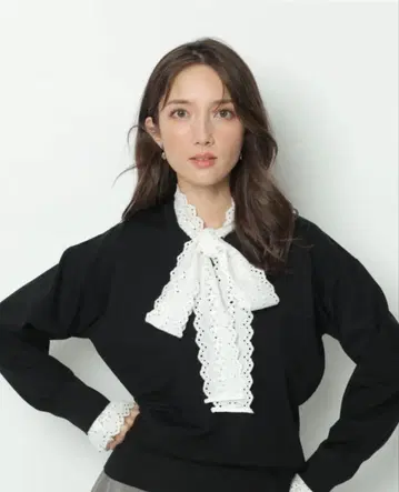 아푸이저 리쉬 레이스 보타이 풀오버