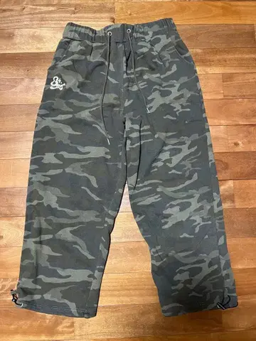 카모플라쥬 카고 팬츠 프린트 로고